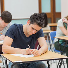 תלמיד יושב במבחן